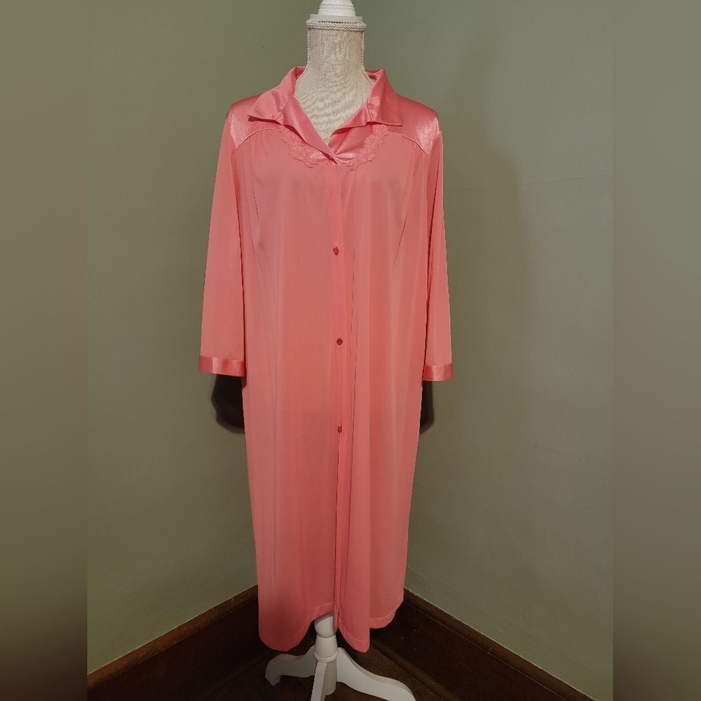 Woman's Vanity Fair Deep Pink Robe Intimates Size Large Lace Satin Trim R1